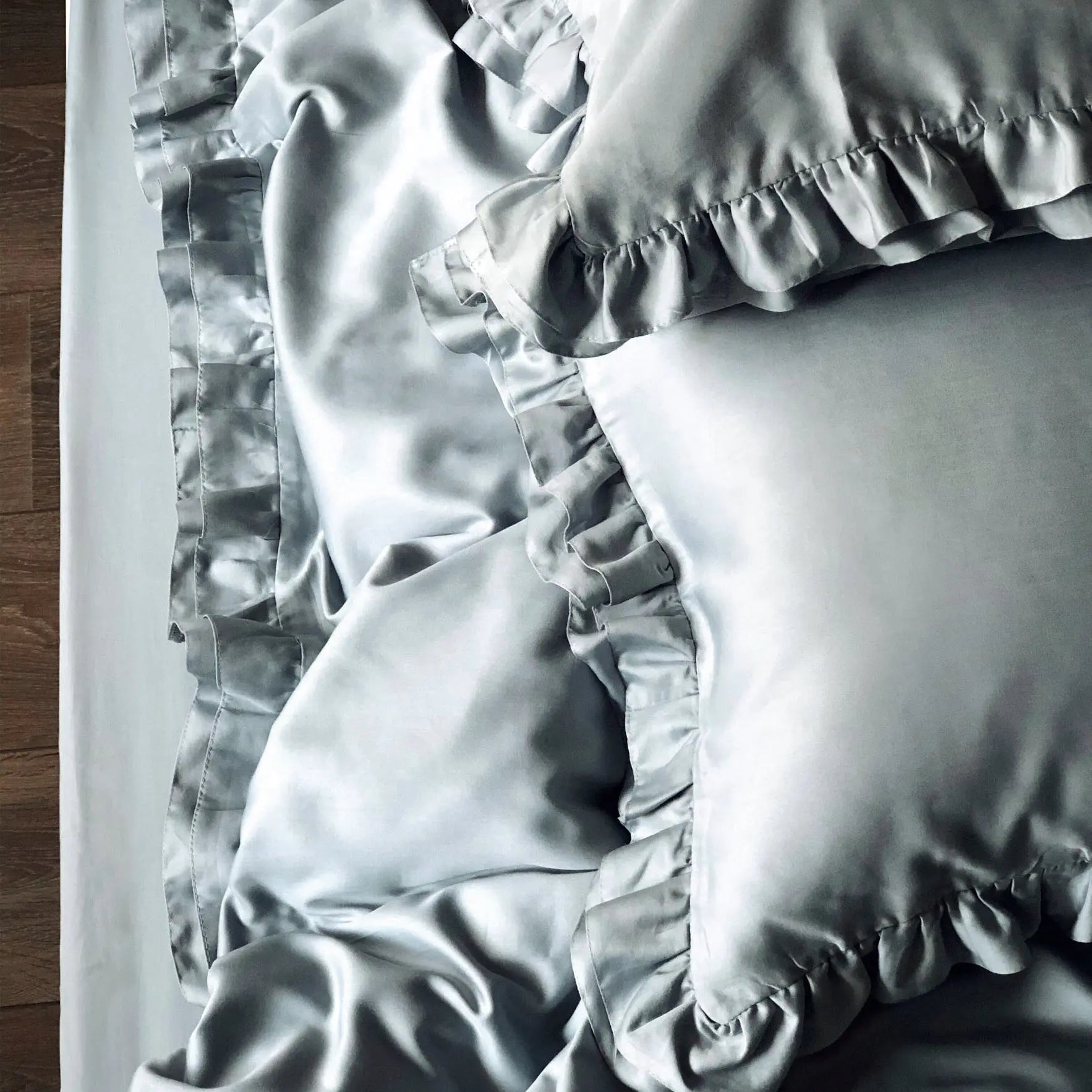 Pościel satynowa z merceryzowanej bawełny tureckiej 140 g/m² – szaro-niebieska z falbanką | Kolekcja Falbanki Wivanco Bedding