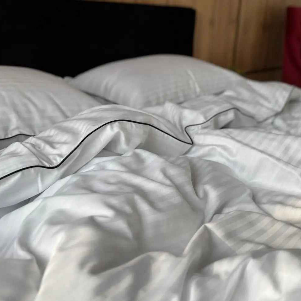 Pościel z Merceryzowanej Satyny z Czarną Lamówką w Pasy – Biała, 100% Bawełna Turecka, 140 g/m², Kolekcja Premium