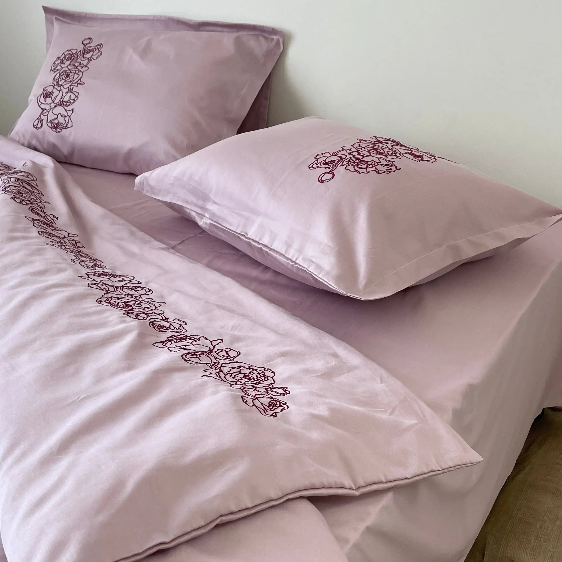 Pościel satynowa haftowana z merceryzowanej bawełny tureckiej 140 g/m² – różowa z bordowym haftem piwonii | Kolekcja Haftowana Wivanco Bedding
