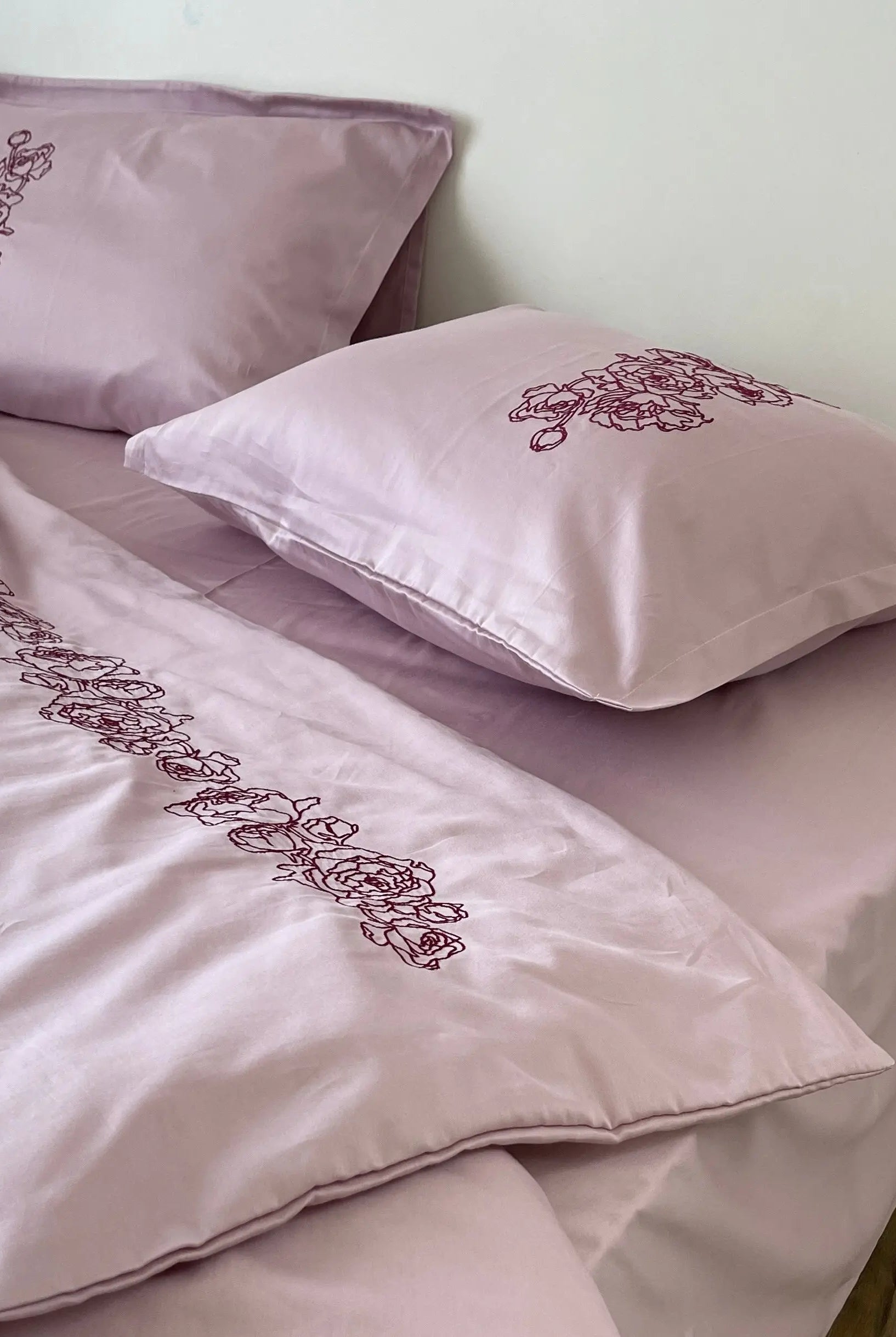 Pościel satynowa haftowana z merceryzowanej bawełny tureckiej 140 g/m² – różowa z bordowym haftem piwonii | Kolekcja Haftowana Wivanco Bedding