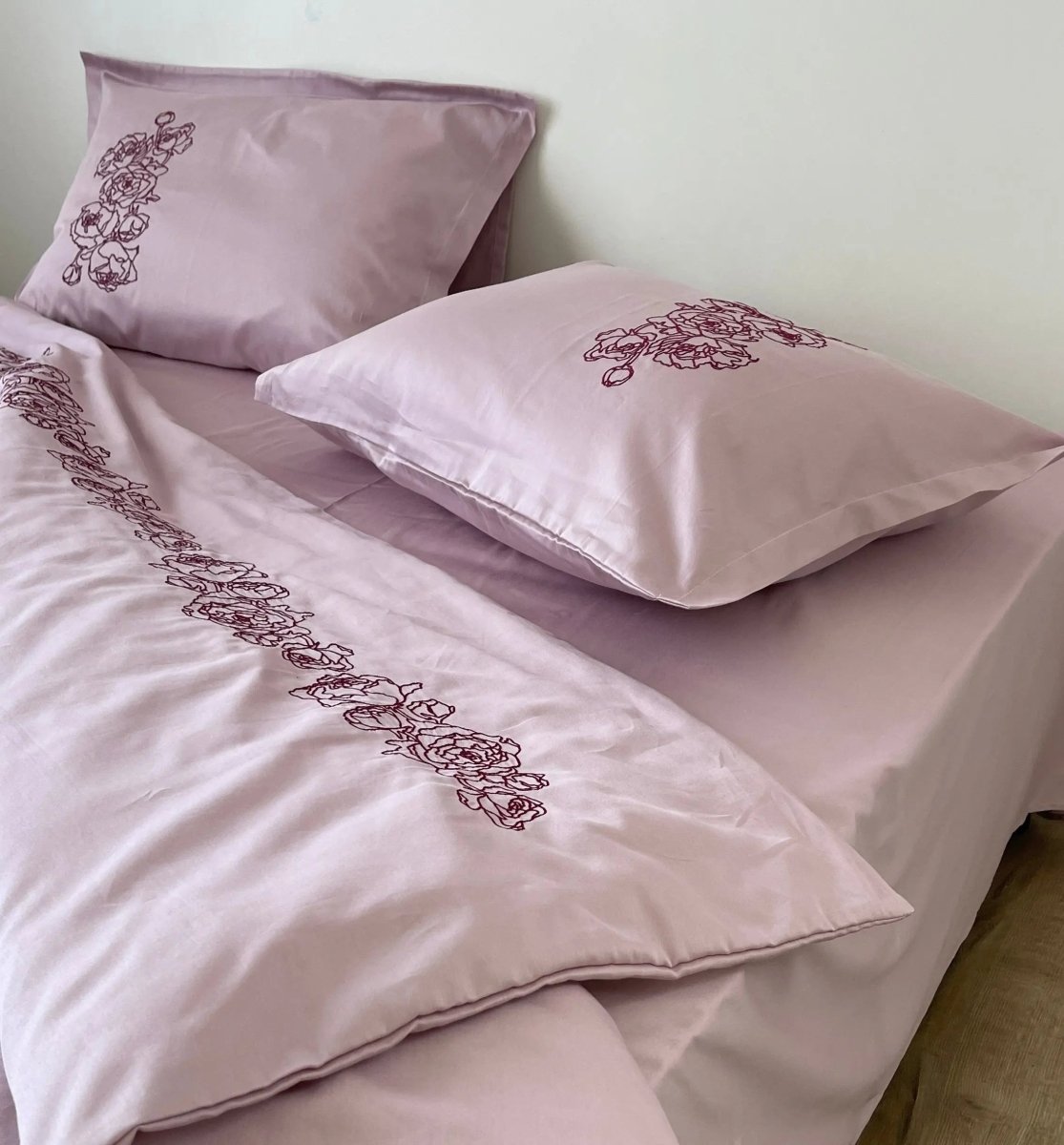 Pościel satynowa haftowana z merceryzowanej bawełny tureckiej 140 g/m² – różowa z bordowym haftem piwonii | Kolekcja Haftowana Wivanco Bedding