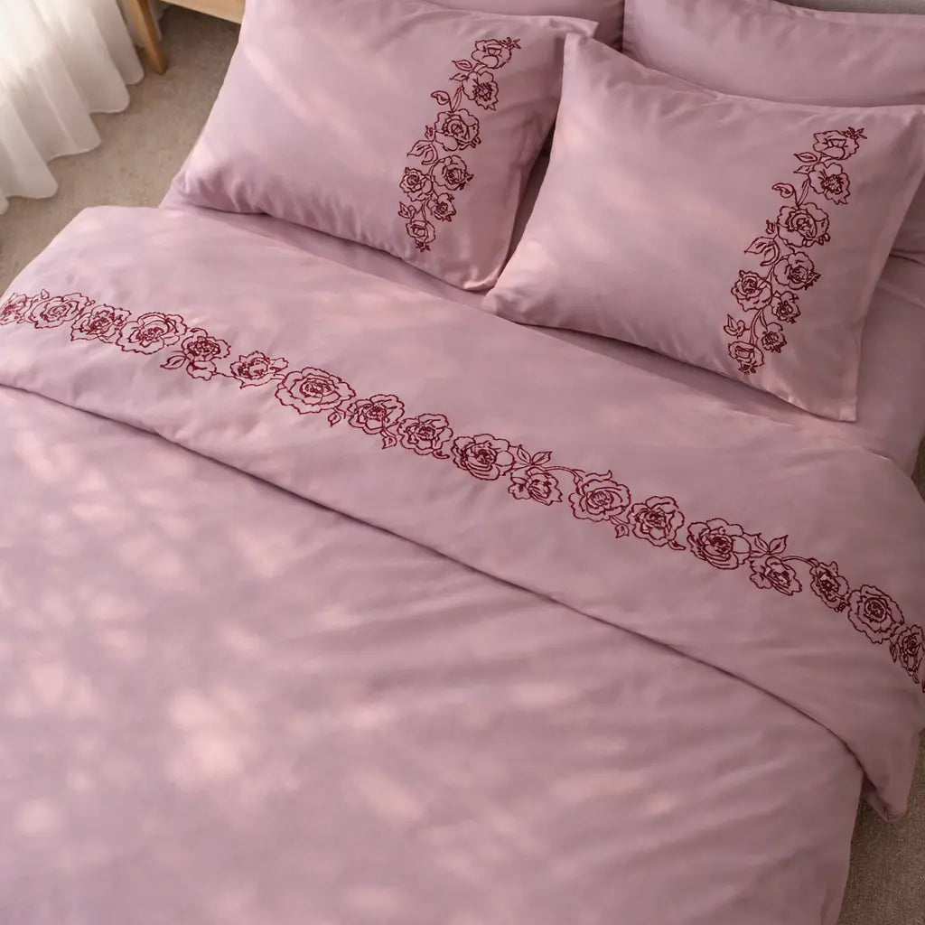Pościel satynowa haftowana z merceryzowanej bawełny tureckiej 140 g/m² – różowa z bordowym haftem piwonii | Kolekcja Haftowana Wivanco Bedding