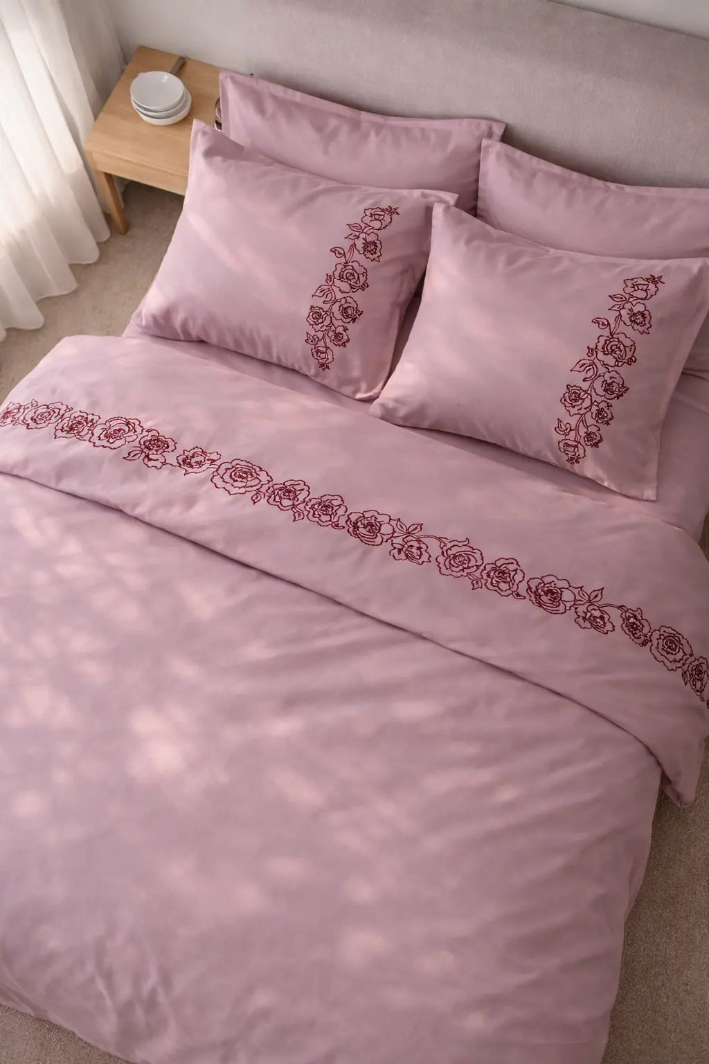 Pościel satynowa haftowana z merceryzowanej bawełny tureckiej 140 g/m² – różowa z bordowym haftem piwonii | Kolekcja Haftowana Wivanco Bedding