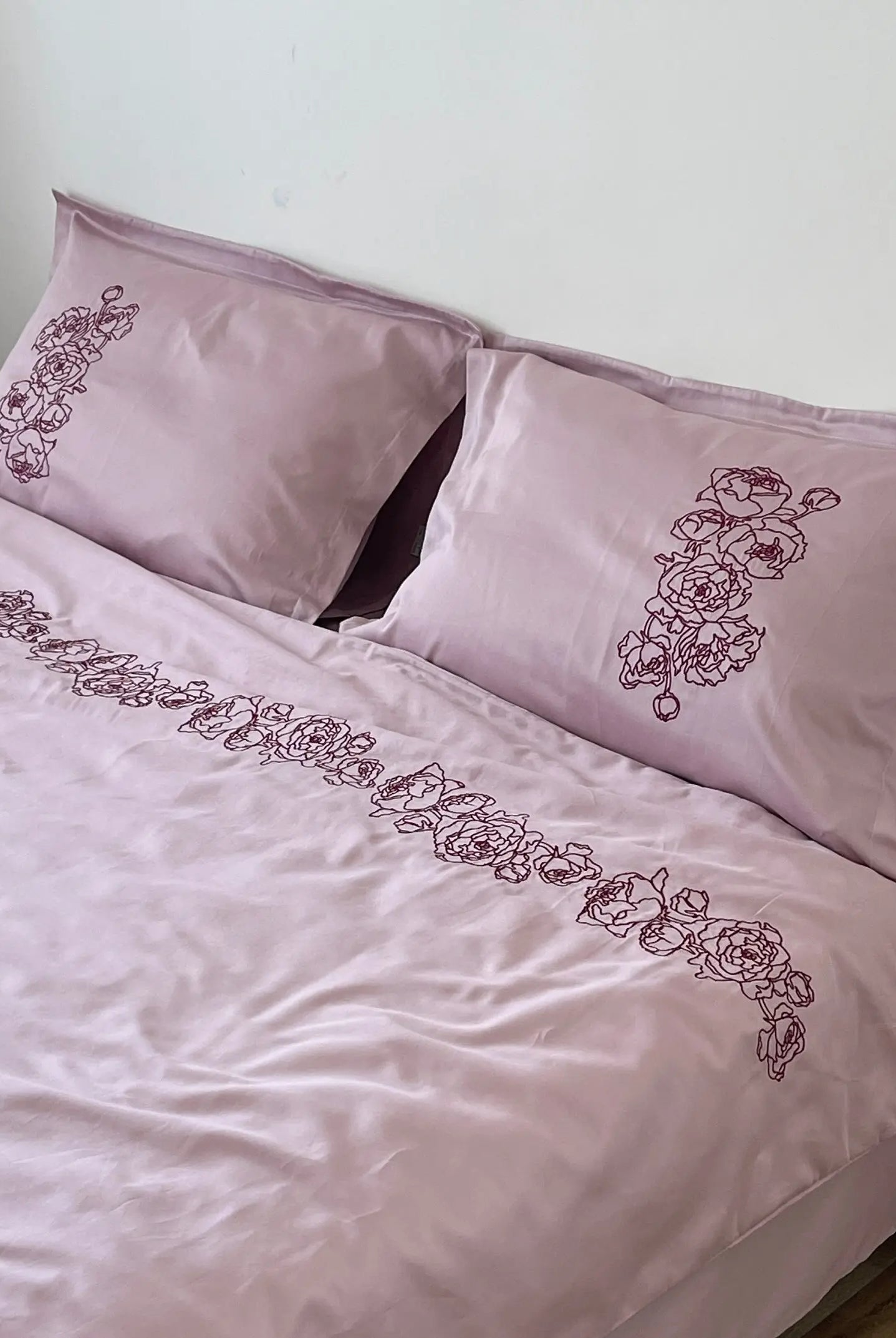 Pościel satynowa haftowana z merceryzowanej bawełny tureckiej 140 g/m² – różowa z bordowym haftem piwonii | Kolekcja Haftowana Wivanco Bedding