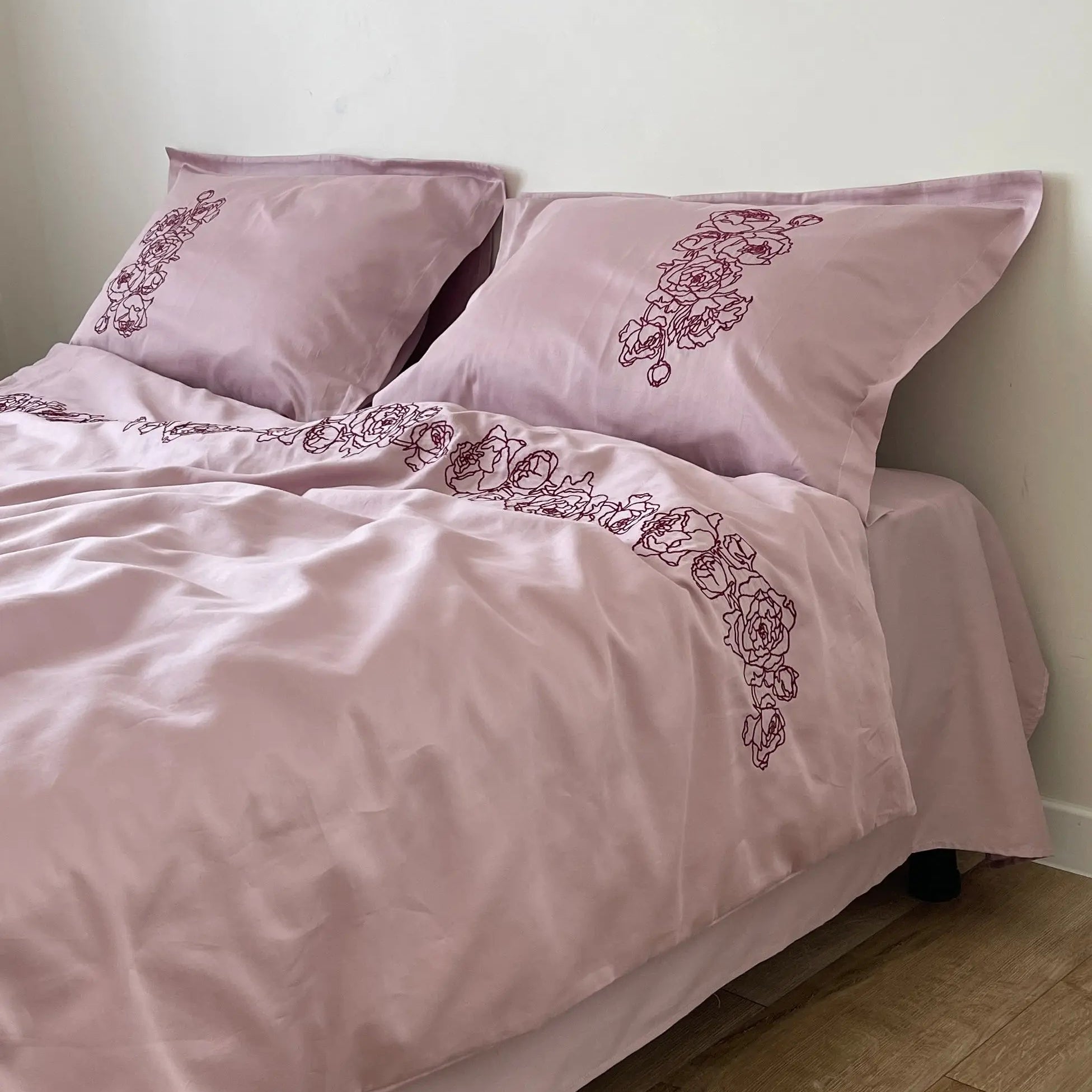 Pościel satynowa haftowana z merceryzowanej bawełny tureckiej 140 g/m² – różowa z bordowym haftem piwonii | Kolekcja Haftowana Wivanco Bedding