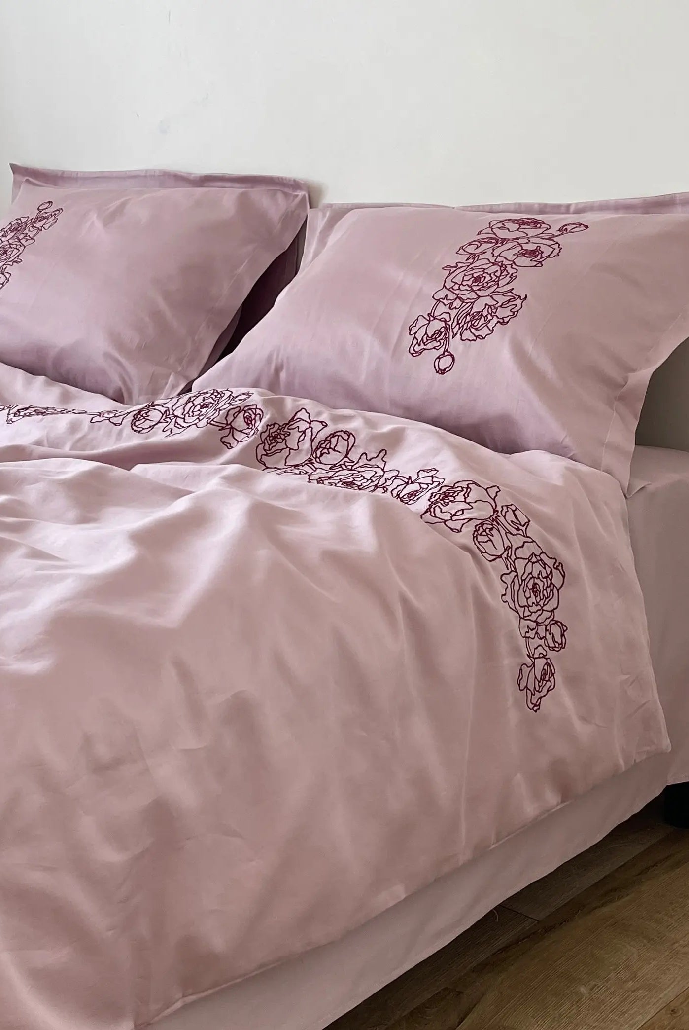 Pościel satynowa haftowana z merceryzowanej bawełny tureckiej 140 g/m² – różowa z bordowym haftem piwonii | Kolekcja Haftowana Wivanco Bedding