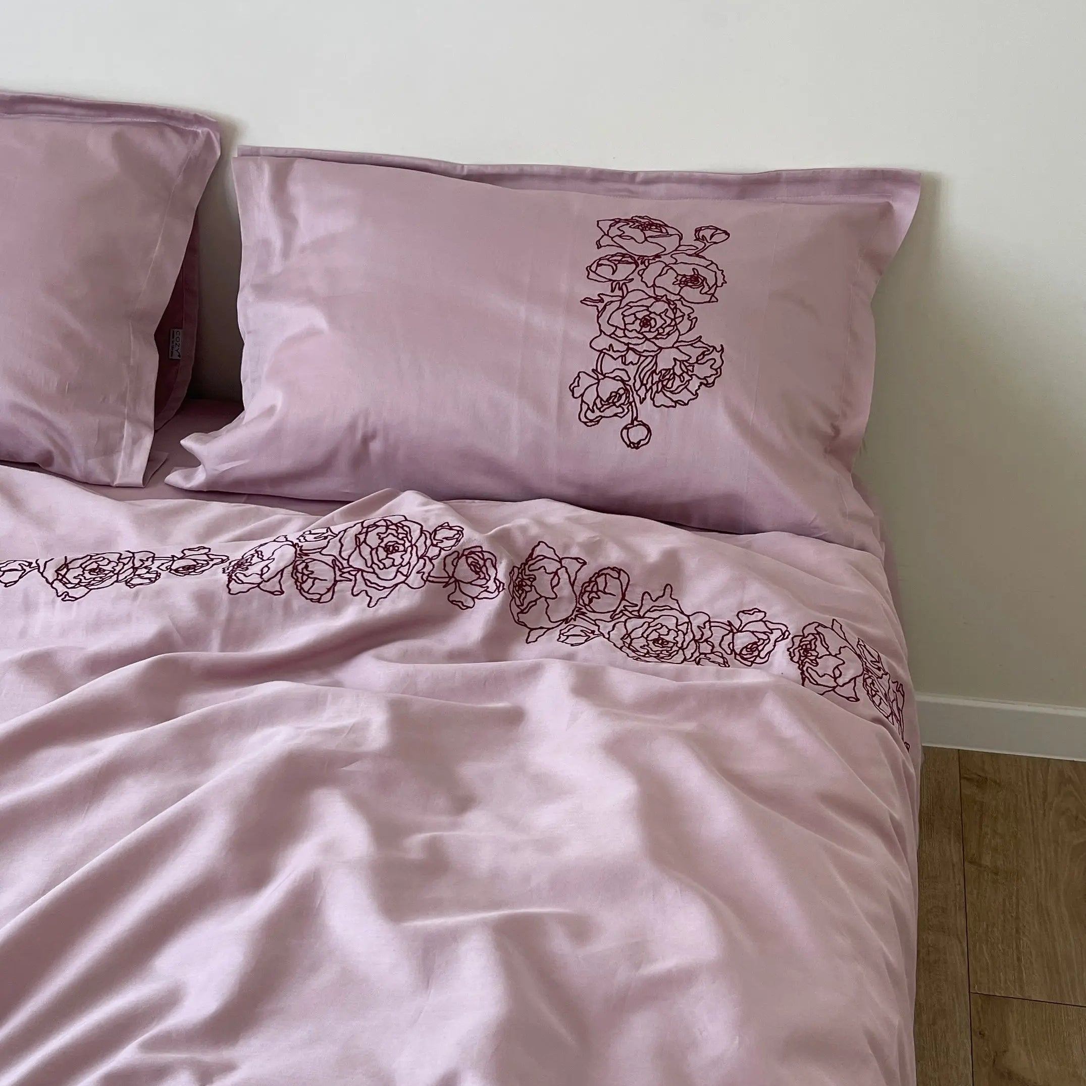 Pościel satynowa haftowana z merceryzowanej bawełny tureckiej 140 g/m² – różowa z bordowym haftem piwonii | Kolekcja Haftowana Wivanco Bedding
