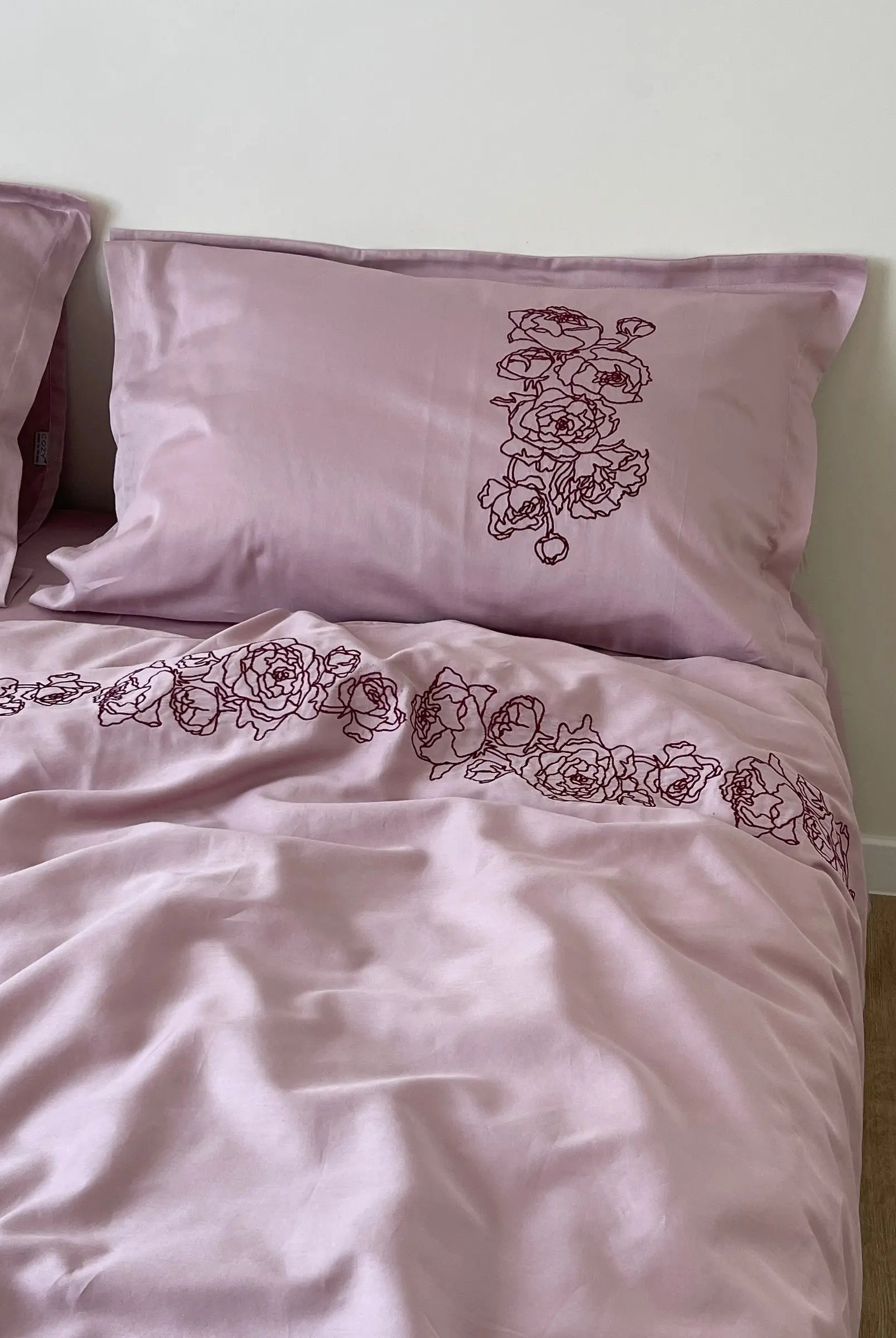 Pościel satynowa haftowana z merceryzowanej bawełny tureckiej 140 g/m² – różowa z bordowym haftem piwonii | Kolekcja Haftowana Wivanco Bedding