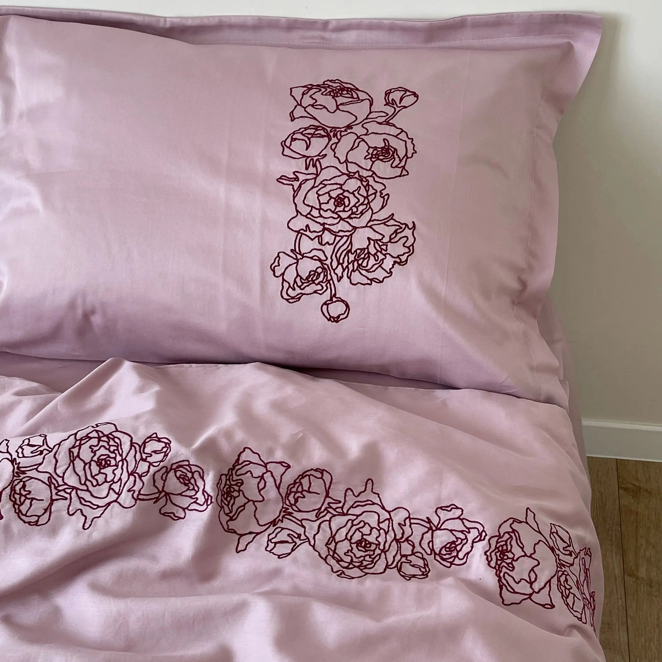 Pościel satynowa haftowana z merceryzowanej bawełny tureckiej 140 g/m² – różowa z bordowym haftem piwonii | Kolekcja Haftowana Wivanco Bedding