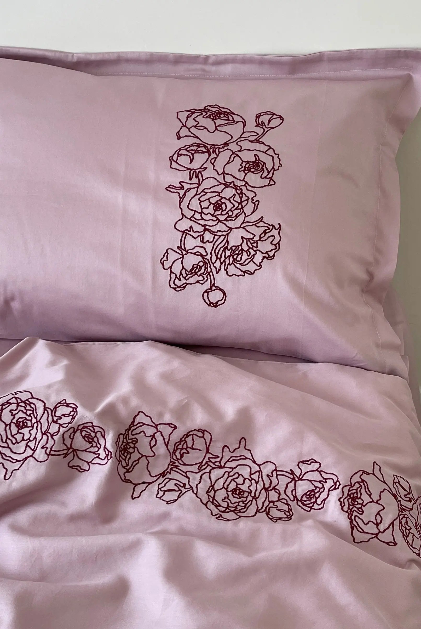Pościel satynowa haftowana z merceryzowanej bawełny tureckiej 140 g/m² – różowa z bordowym haftem piwonii | Kolekcja Haftowana Wivanco Bedding