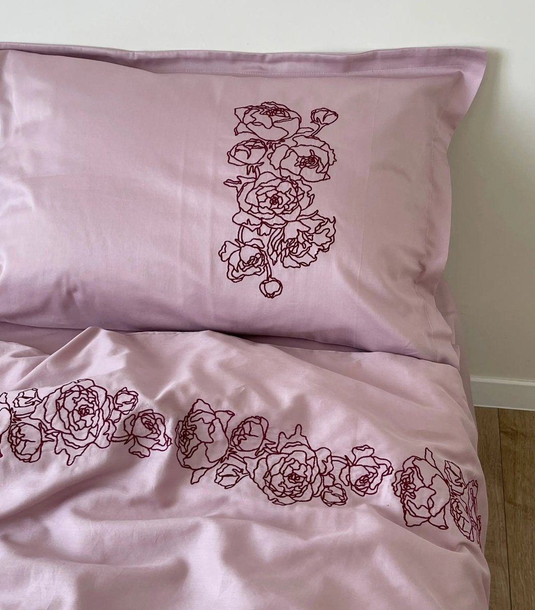 Pościel satynowa haftowana z merceryzowanej bawełny tureckiej 140 g/m² – różowa z bordowym haftem piwonii | Kolekcja Haftowana Wivanco Bedding