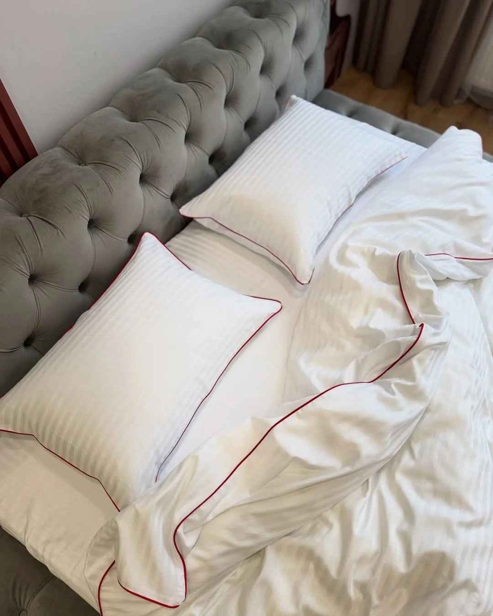 Pościel z Merceryzowanej Satyny z Czerwoną Lamówką w Pasy – Biała, 100% Bawełna Turecka, 140 g/m², Kolekcja Premium