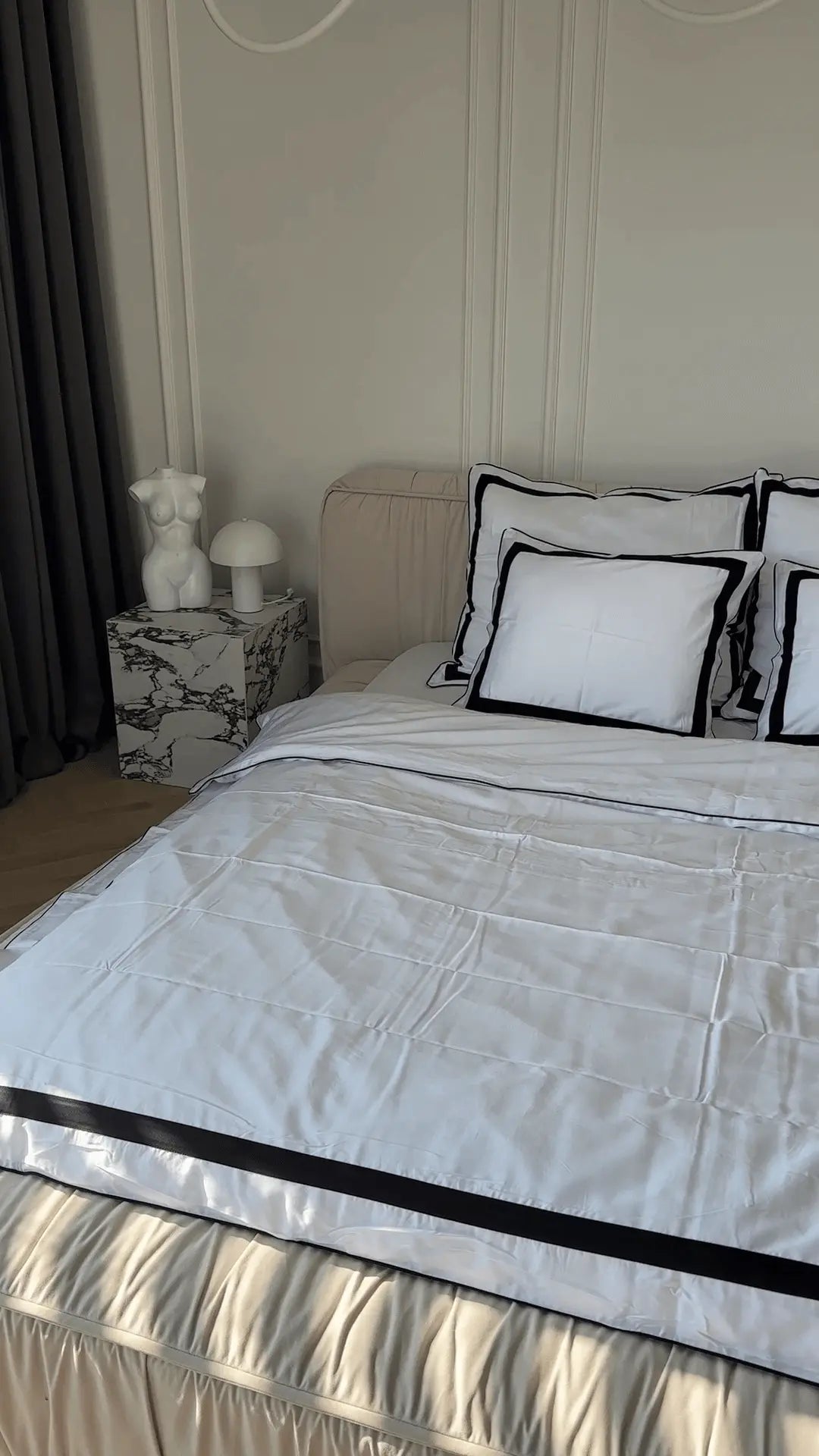 pościel czarna z białą lamówką