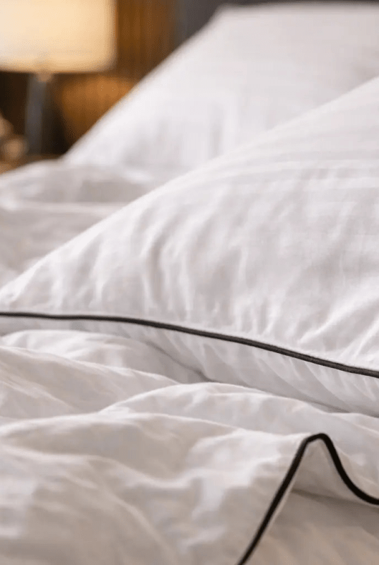Pościel z Merceryzowanej Satyny z Czarną Lamówką w Pasy – Biała, 100% Bawełna Turecka, 140 g/m², Kolekcja Premium Wivanco Bedding