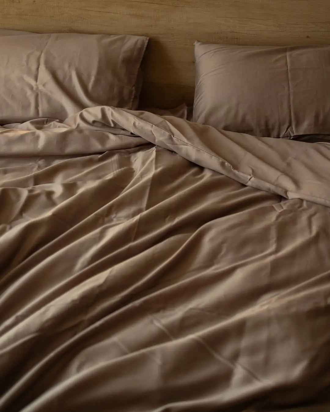 Pościel z satyny bawełnianej na łóżku, idealna do komfortowego snu w stylowej sypialni.