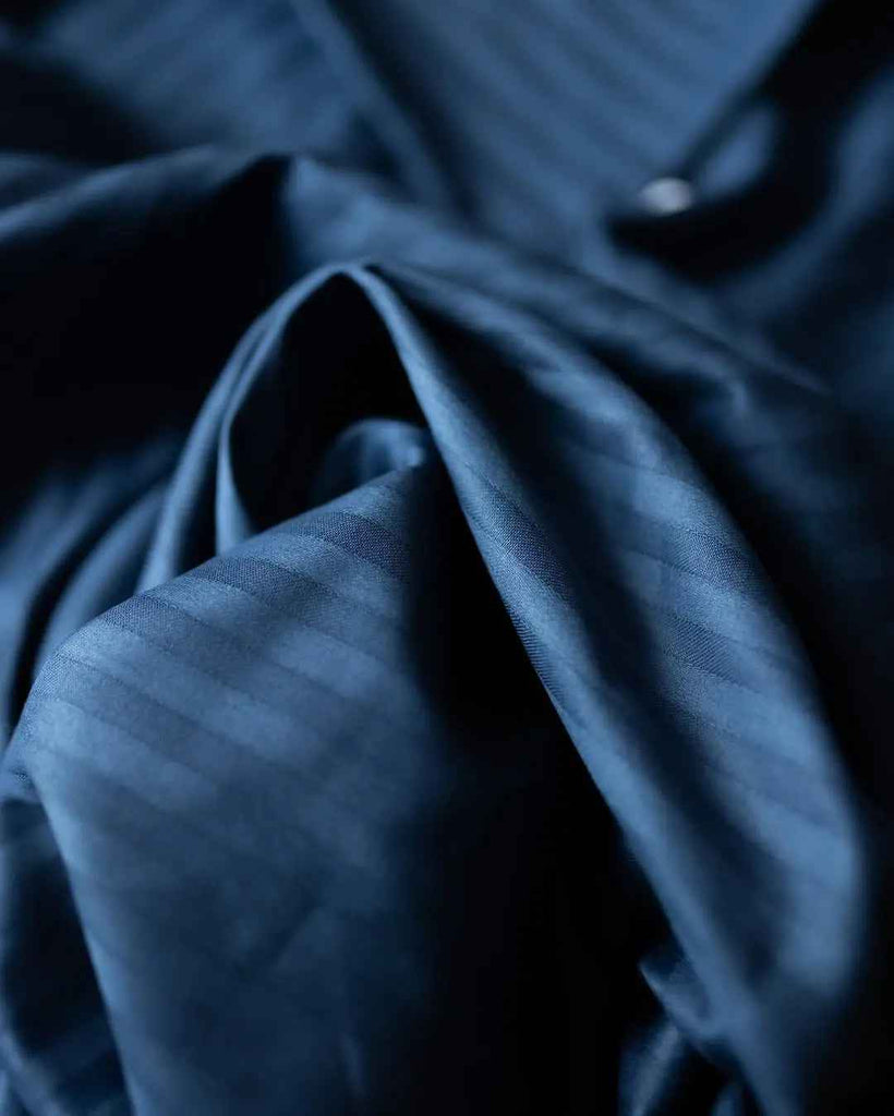 Niebieskie Prześcieradło Satynowe z Gumką w Paski - Ultra Miękkie i Hipoalergiczne | 100%  Bawełna dla Luksusowego Komfortu