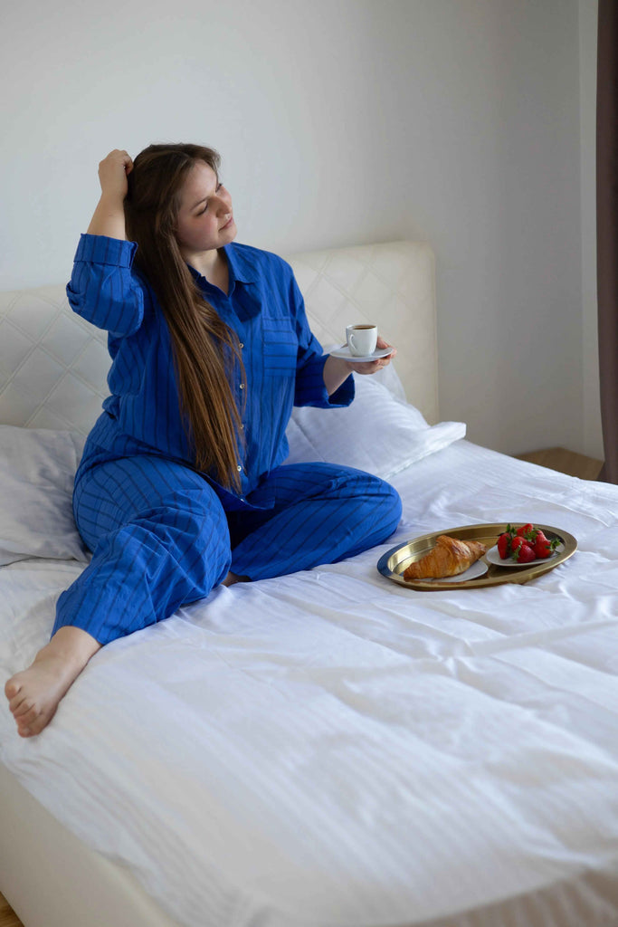 Premium Prześcieradło z Gumką w Białe Paski – 100% Bawełna Satynowa – Luksus Hotelowy