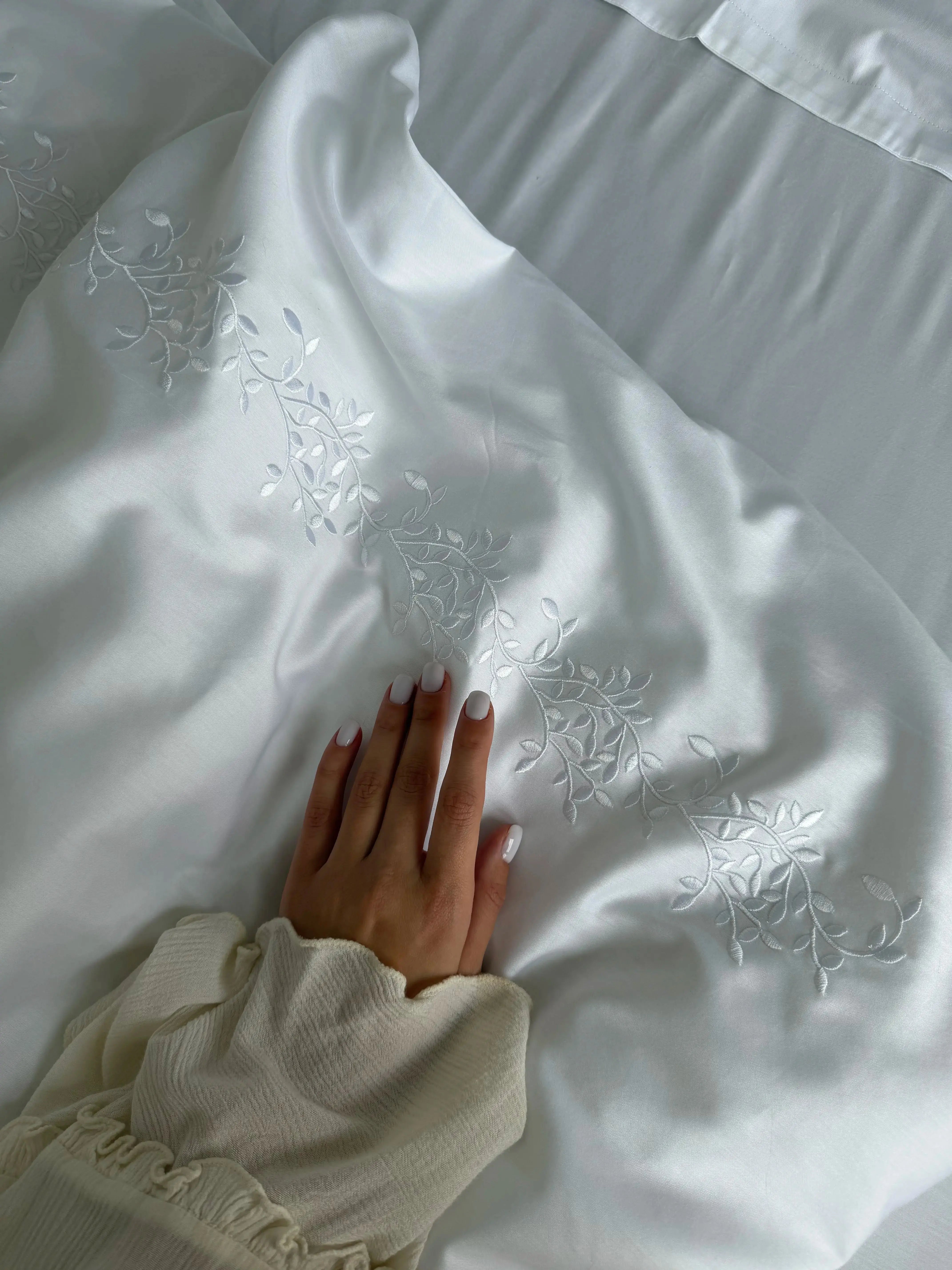 Pościel satynowa haftowana z merceryzowanej bawełny tureckiej 140 g/m² – biała z haftem gałązek | Kolekcja Haftowana Wivanco Bedding
