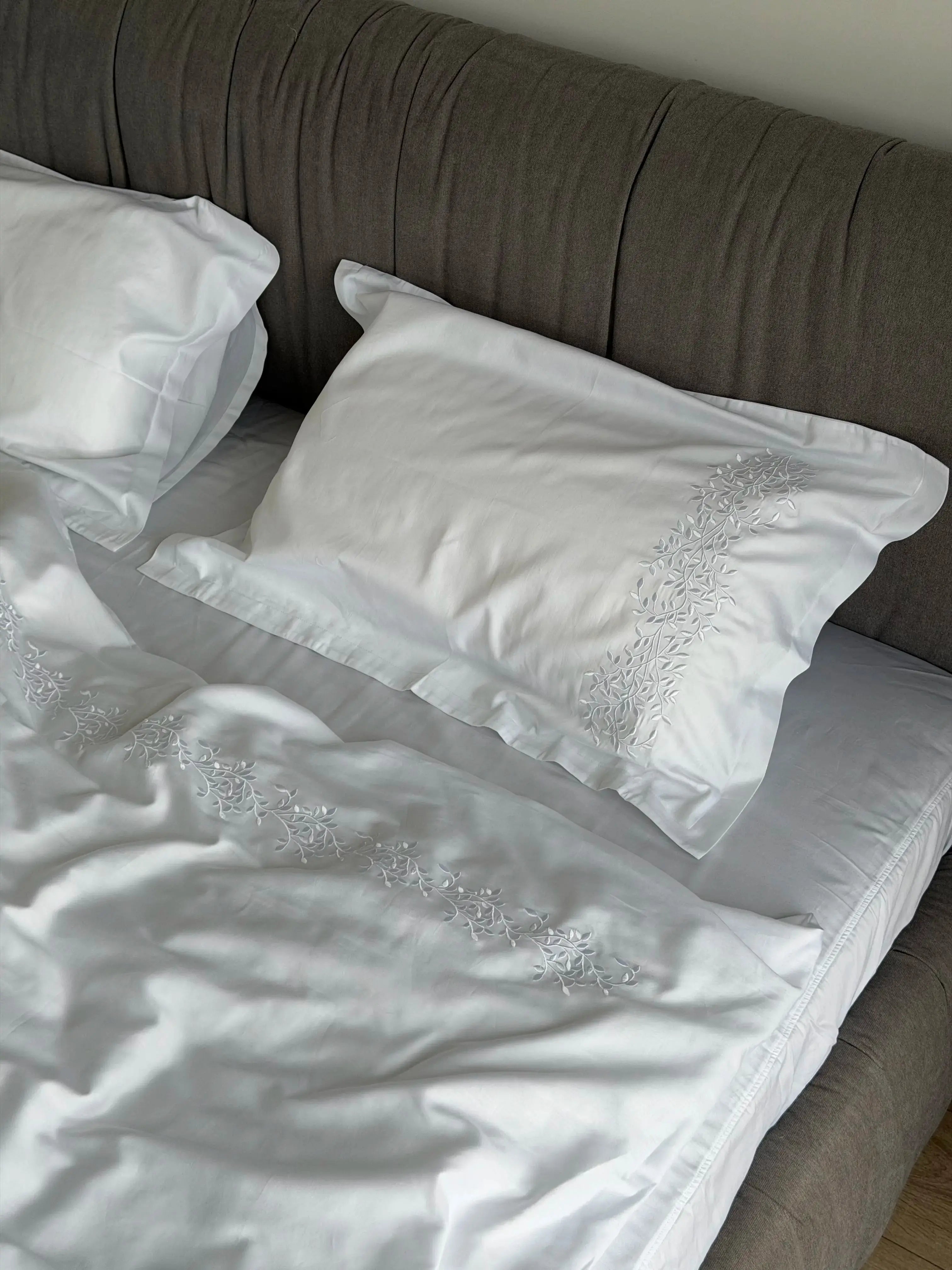 Pościel satynowa haftowana z merceryzowanej bawełny tureckiej 140 g/m² – biała z haftem gałązek | Kolekcja Haftowana Wivanco Bedding