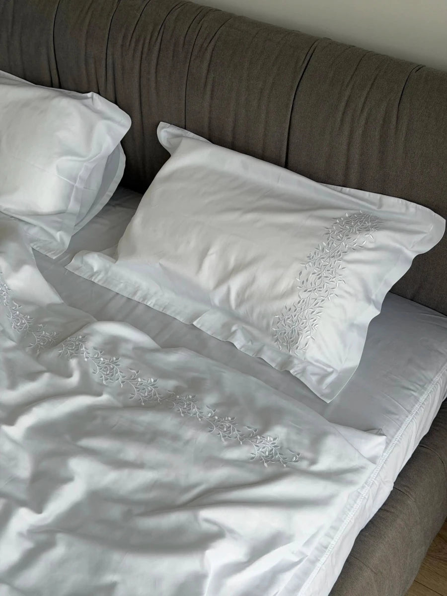 Pościel satynowa haftowana z merceryzowanej bawełny tureckiej 140 g/m² – biała z haftem gałązek | Kolekcja Haftowana Wivanco Bedding