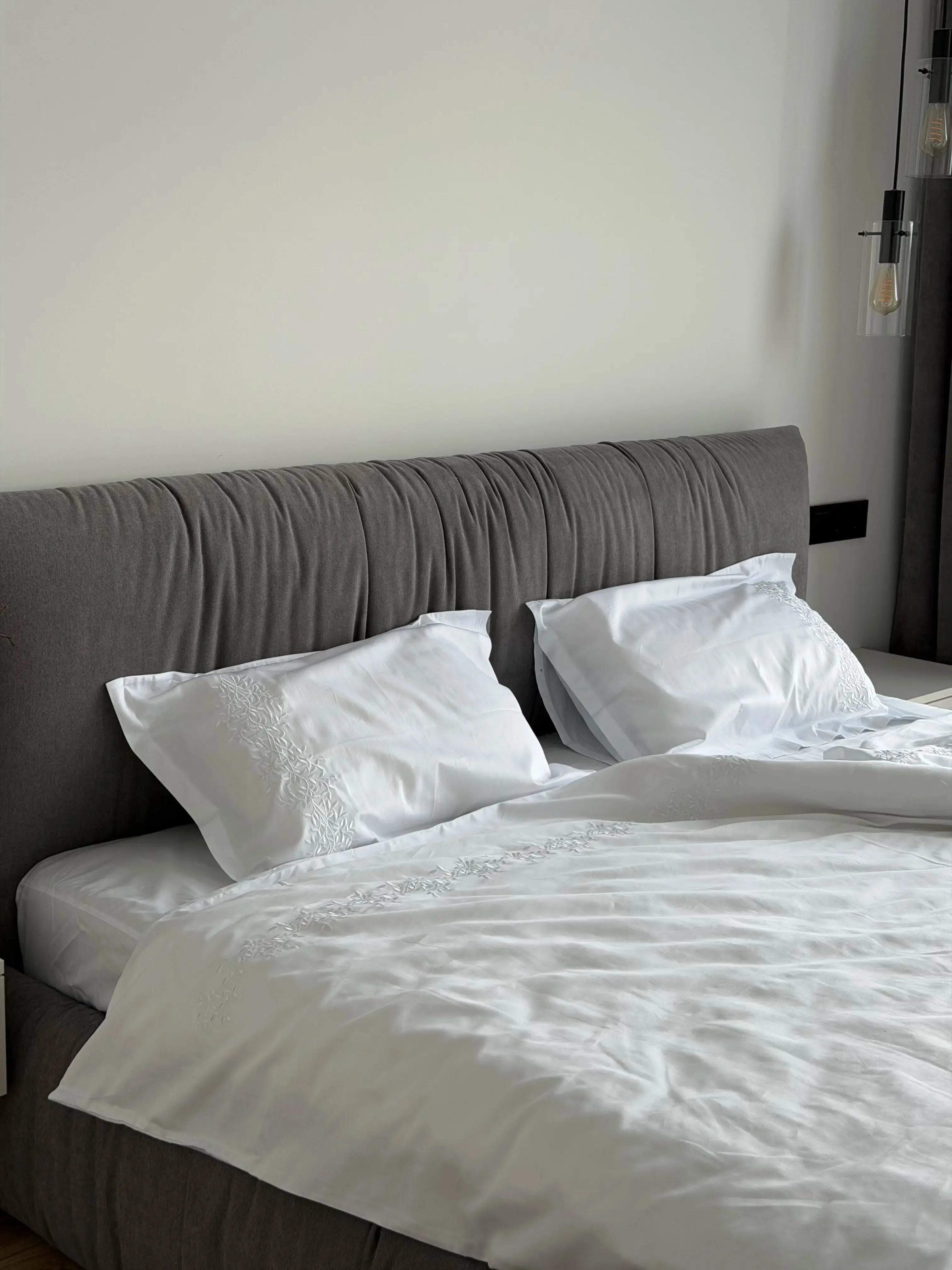 Pościel satynowa haftowana z merceryzowanej bawełny tureckiej 140 g/m² – biała z haftem gałązek | Kolekcja Haftowana Wivanco Bedding