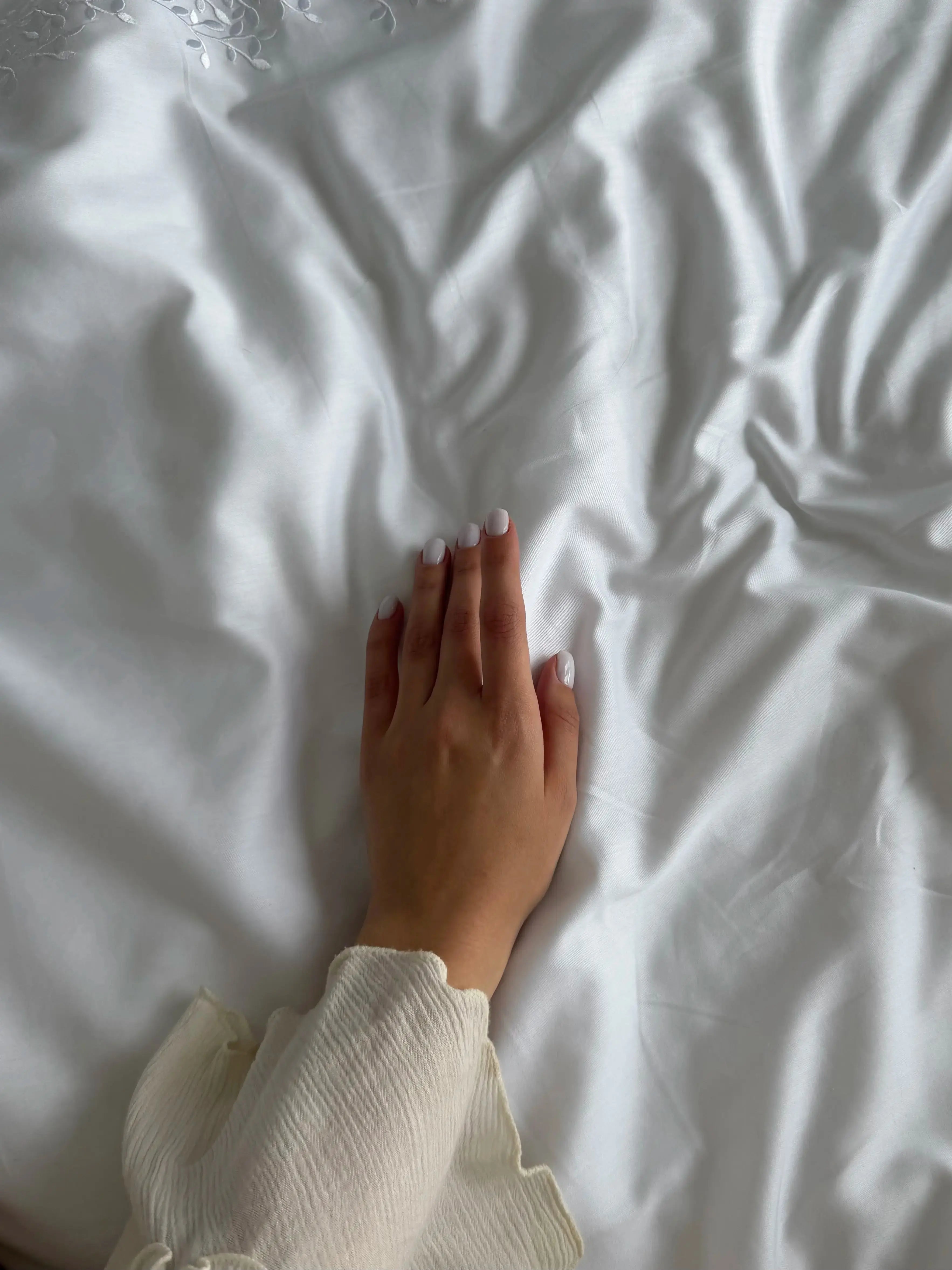 Pościel satynowa haftowana z merceryzowanej bawełny tureckiej 140 g/m² – biała z haftem gałązek | Kolekcja Haftowana Wivanco Bedding