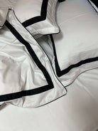 pościel czarna z białą lamówką