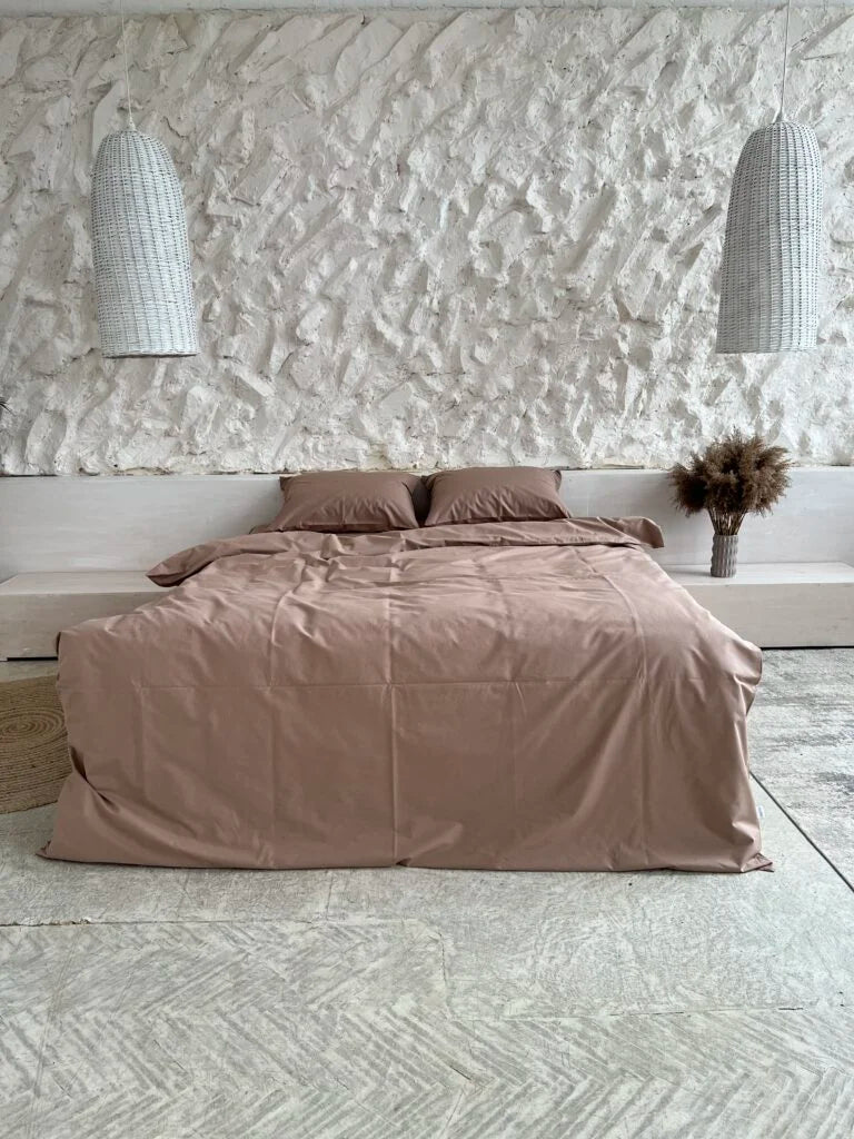 Beżowa pościel Lux Poplin Latte Wivanco na łóżku