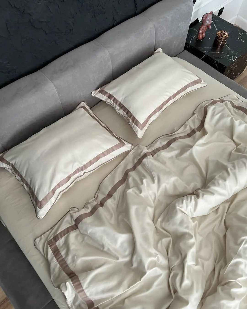 Luksusowa pościel bawełna satynowa Champagne & Kakao od Wivanco – ekskluzywny komplet pościeli z merceryzowanej satyny bawełnianej. Dostępny jako komplet pościeli 160x200, 180x200, 200x200, 200x220 i 220x240 cm, a także pościel szyta na zamówienie idealnie dopasowana do Twojej sypialni.