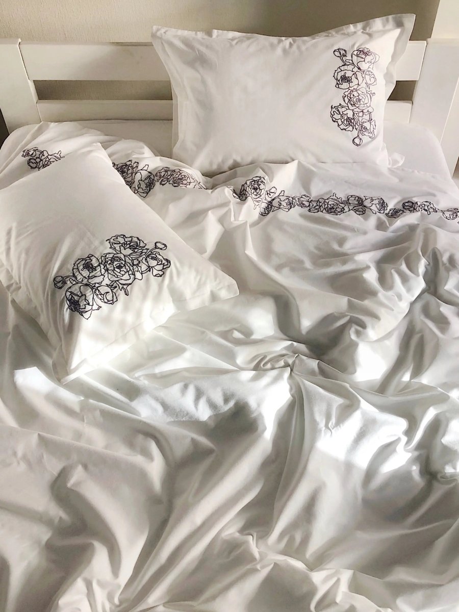 Pościel satynowa haftowana z merceryzowanej bawełny tureckiej 140 g/m² – biała z szarym haftem piwonii | Kolekcja Haftowana Wivanco Bedding