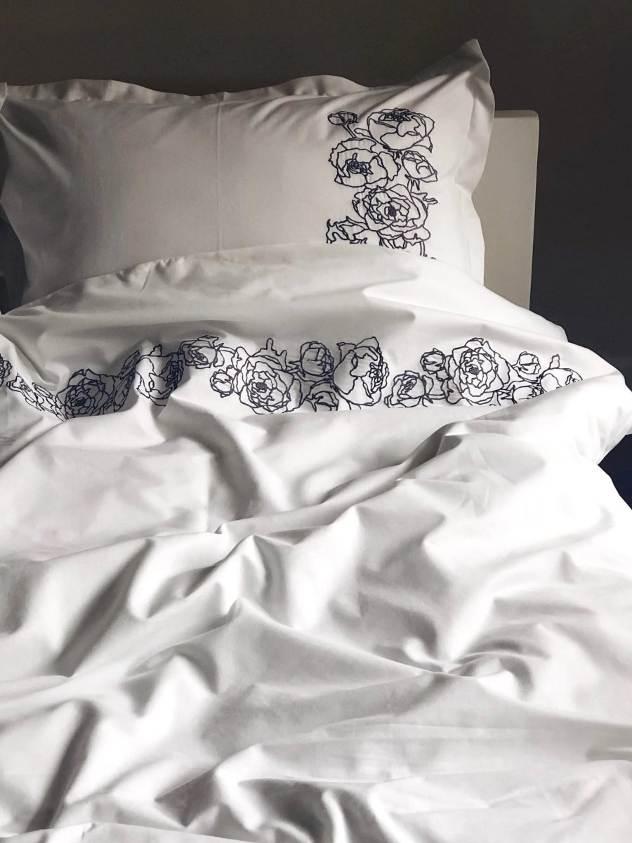 Pościel satynowa haftowana z merceryzowanej bawełny tureckiej 140 g/m² – biała z szarym haftem piwonii | Kolekcja Haftowana Wivanco Bedding
