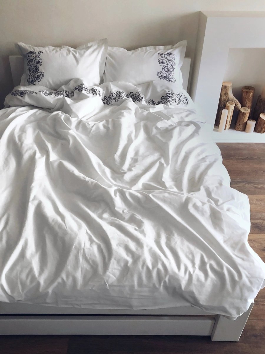 Pościel satynowa haftowana z merceryzowanej bawełny tureckiej 140 g/m² – biała z szarym haftem piwonii | Kolekcja Haftowana Wivanco Bedding