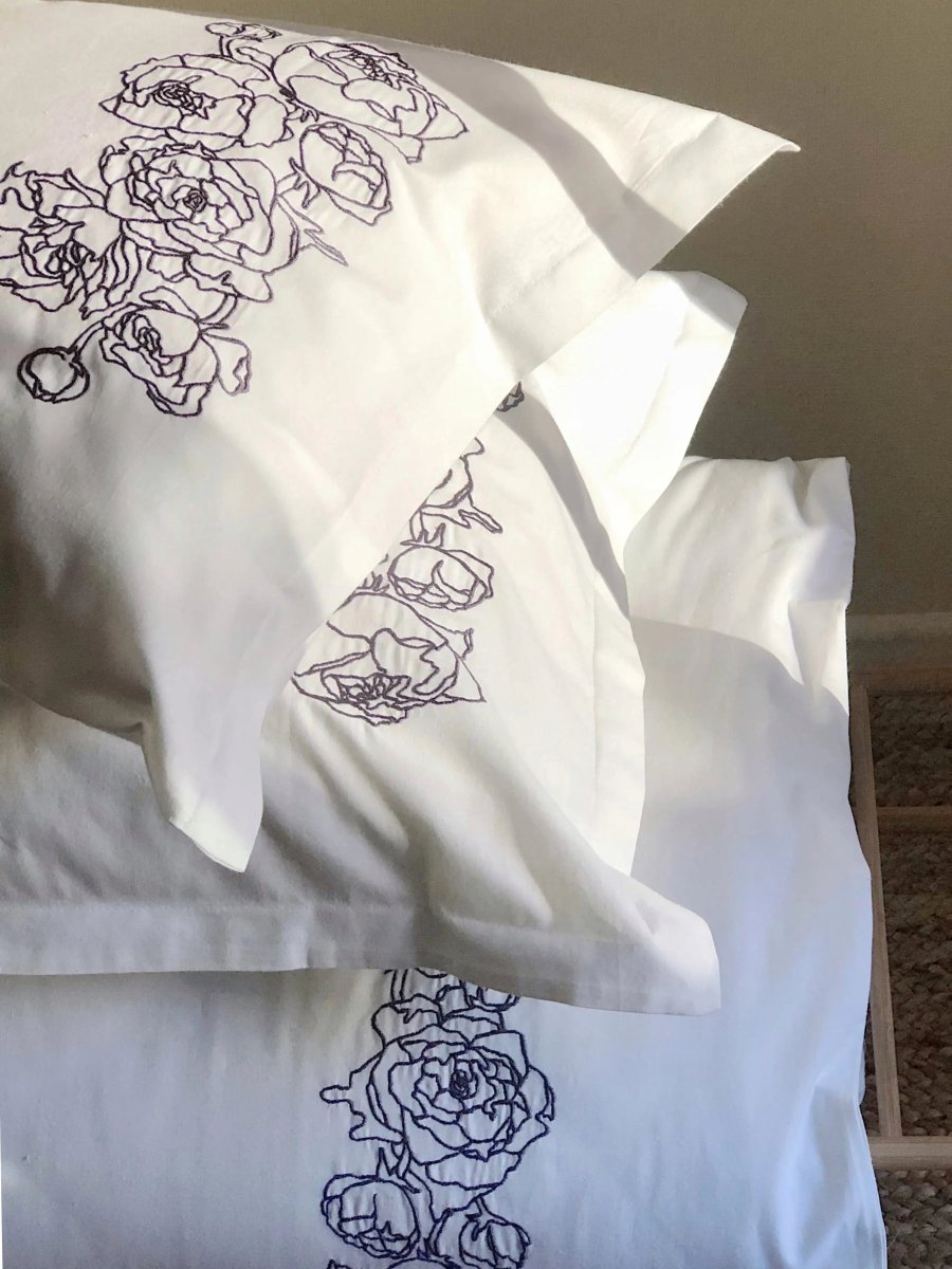 Pościel satynowa haftowana z merceryzowanej bawełny tureckiej 140 g/m² – biała z szarym haftem piwonii | Kolekcja Haftowana Wivanco Bedding