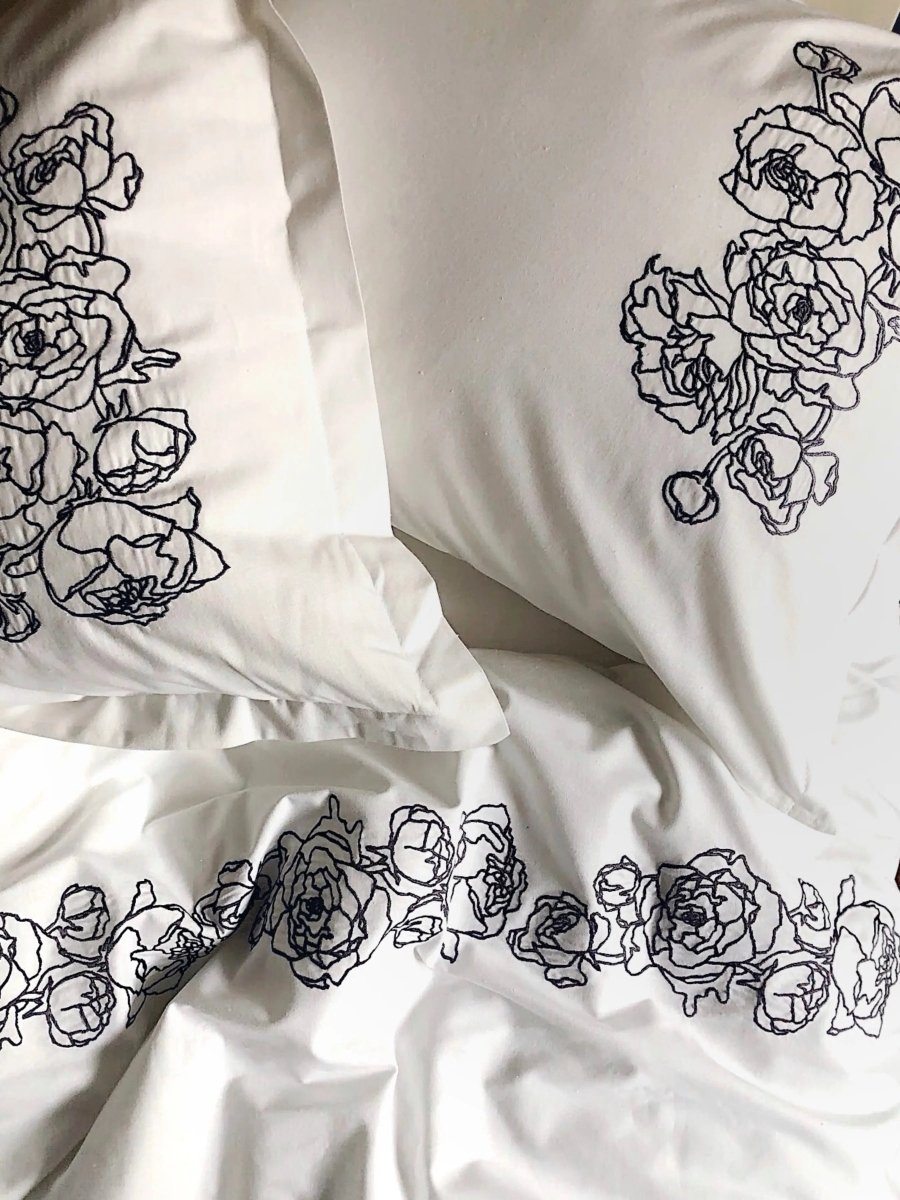 Pościel satynowa haftowana z merceryzowanej bawełny tureckiej 140 g/m² – biała z szarym haftem piwonii | Kolekcja Haftowana Wivanco Bedding