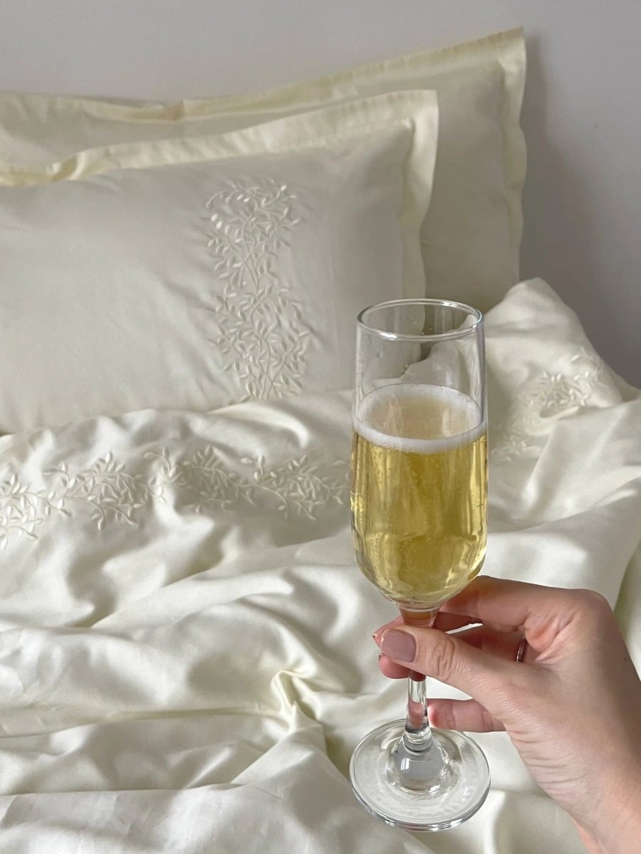 Pościel satynowa haftowana z merceryzowanej bawełny tureckiej 140 g/m² – ecru z haftem gałązek | Kolekcja Haftowana Wivanco Bedding