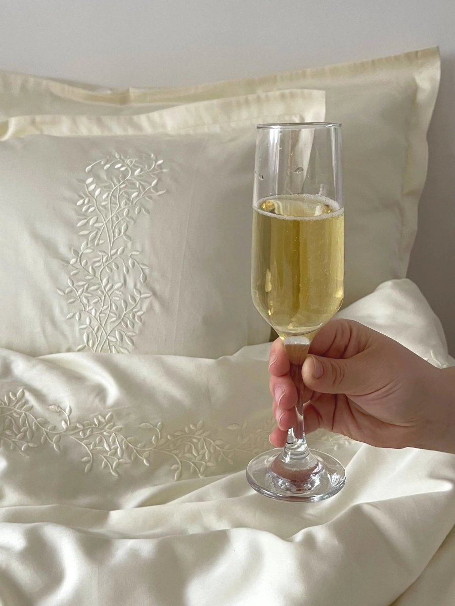 Pościel satynowa haftowana z merceryzowanej bawełny tureckiej 140 g/m² – ecru z haftem gałązek | Kolekcja Haftowana Wivanco Bedding