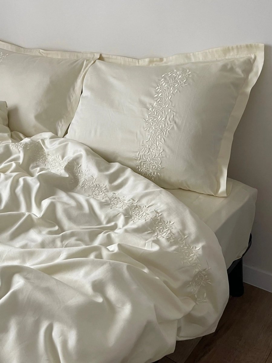 Pościel satynowa haftowana z merceryzowanej bawełny tureckiej 140 g/m² – ecru z haftem gałązek | Kolekcja Haftowana Wivanco Bedding