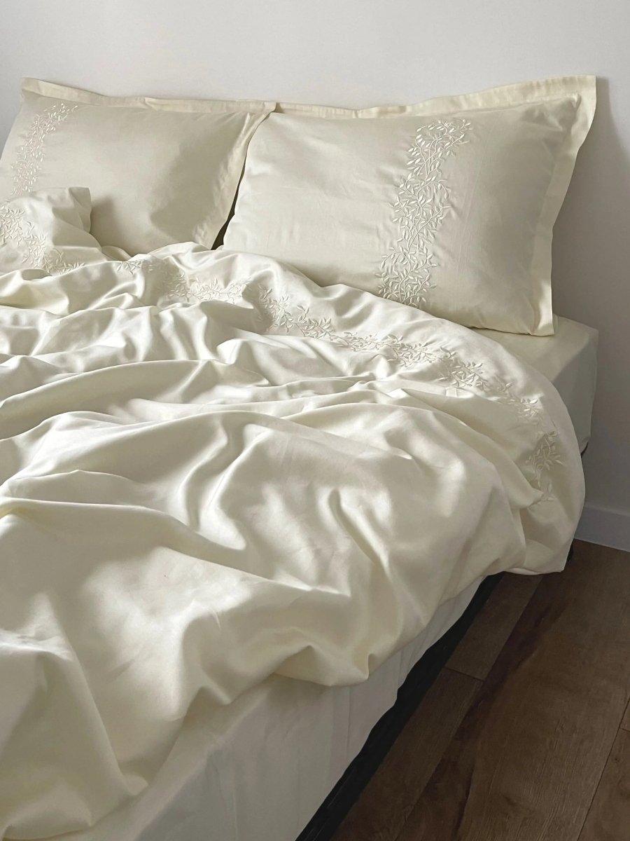 Pościel satynowa haftowana z merceryzowanej bawełny tureckiej 140 g/m² – ecru z haftem gałązek | Kolekcja Haftowana Wivanco Bedding