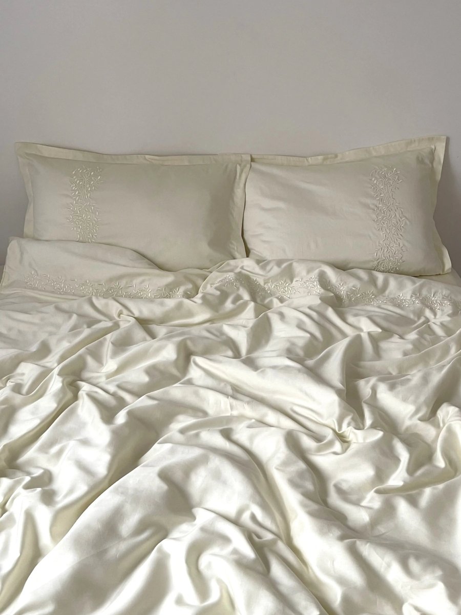 Pościel satynowa haftowana z merceryzowanej bawełny tureckiej 140 g/m² – ecru z haftem gałązek | Kolekcja Haftowana Wivanco Bedding