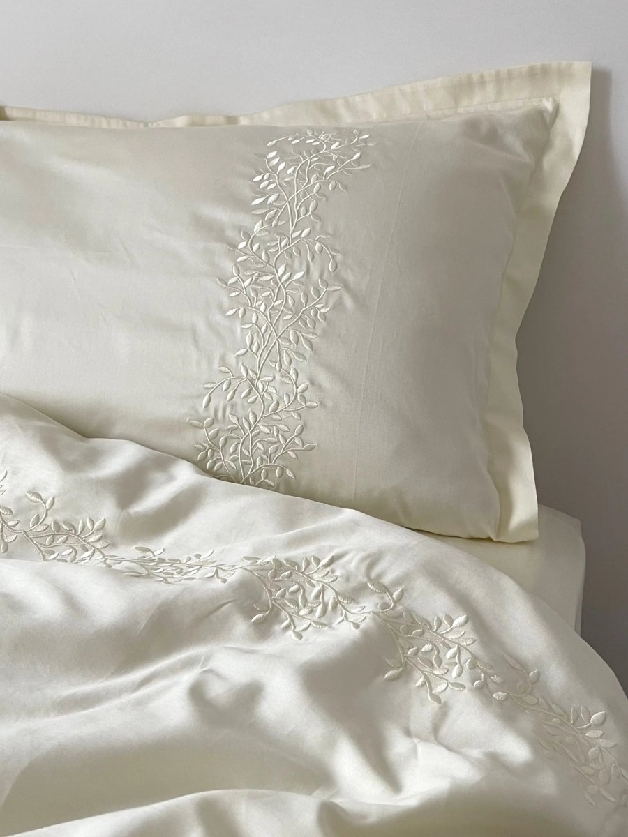 Pościel satynowa haftowana z merceryzowanej bawełny tureckiej 140 g/m² – ecru z haftem gałązek | Kolekcja Haftowana Wivanco Bedding