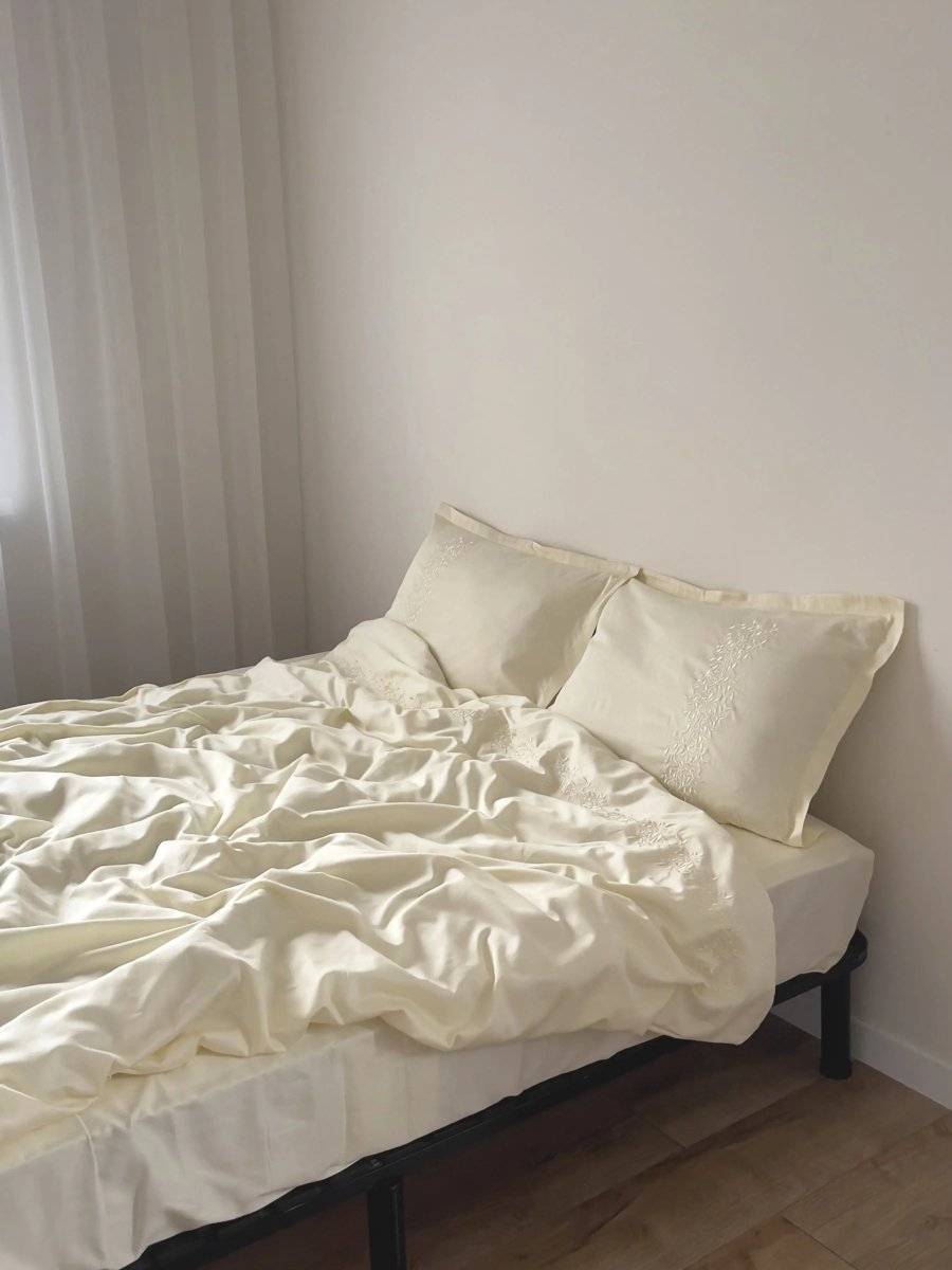 Pościel satynowa haftowana z merceryzowanej bawełny tureckiej 140 g/m² – ecru z haftem gałązek | Kolekcja Haftowana Wivanco Bedding