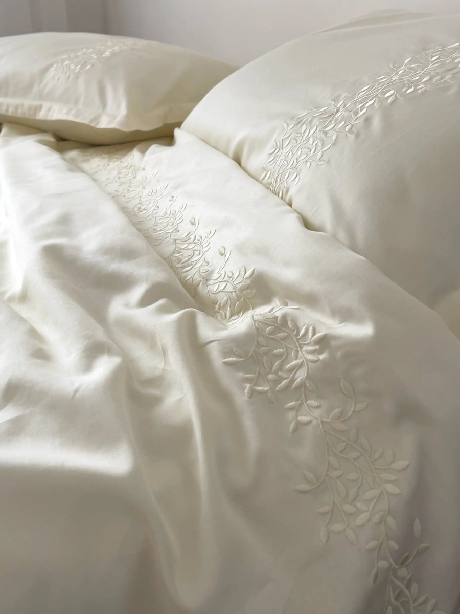 Pościel satynowa haftowana z merceryzowanej bawełny tureckiej 140 g/m² – ecru z haftem gałązek | Kolekcja Haftowana Wivanco Bedding
