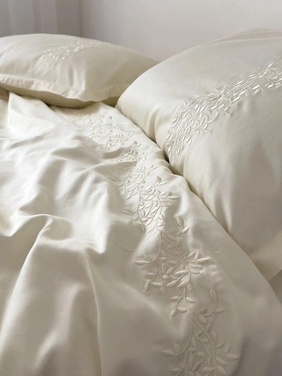 Pościel satynowa haftowana z merceryzowanej bawełny tureckiej 140 g/m² – ecru z haftem gałązek | Kolekcja Haftowana Wivanco Bedding