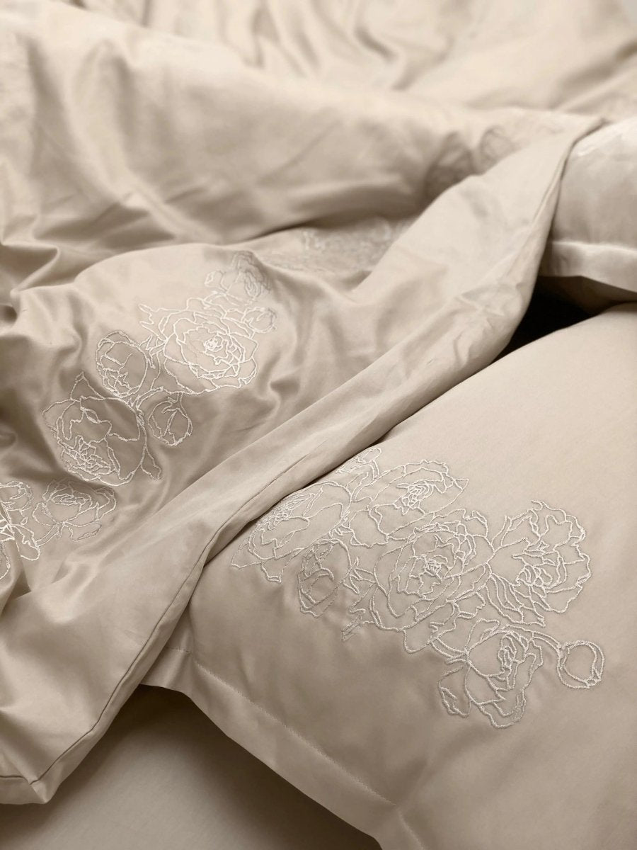 Pościel satynowa haftowana z merceryzowanej bawełny tureckiej 140 g/m² – latte z haftem piwonii | Kolekcja Haftowana Wivanco Bedding