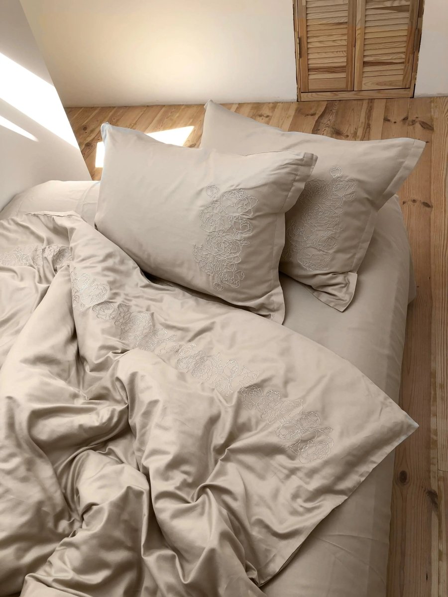 Pościel satynowa haftowana z merceryzowanej bawełny tureckiej 140 g/m² – latte z haftem piwonii | Kolekcja Haftowana Wivanco Bedding