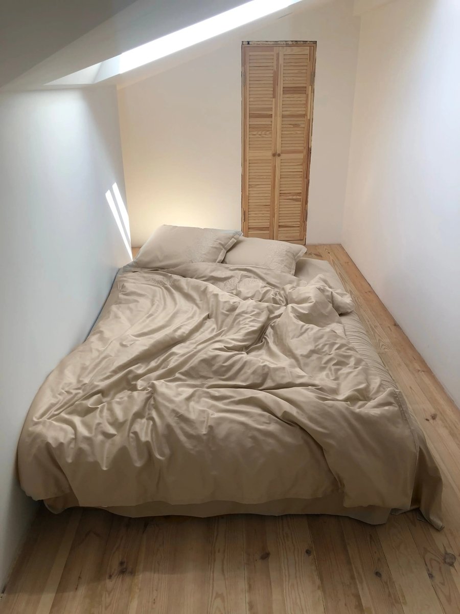 Pościel satynowa haftowana z merceryzowanej bawełny tureckiej 140 g/m² – latte z haftem piwonii | Kolekcja Haftowana Wivanco Bedding