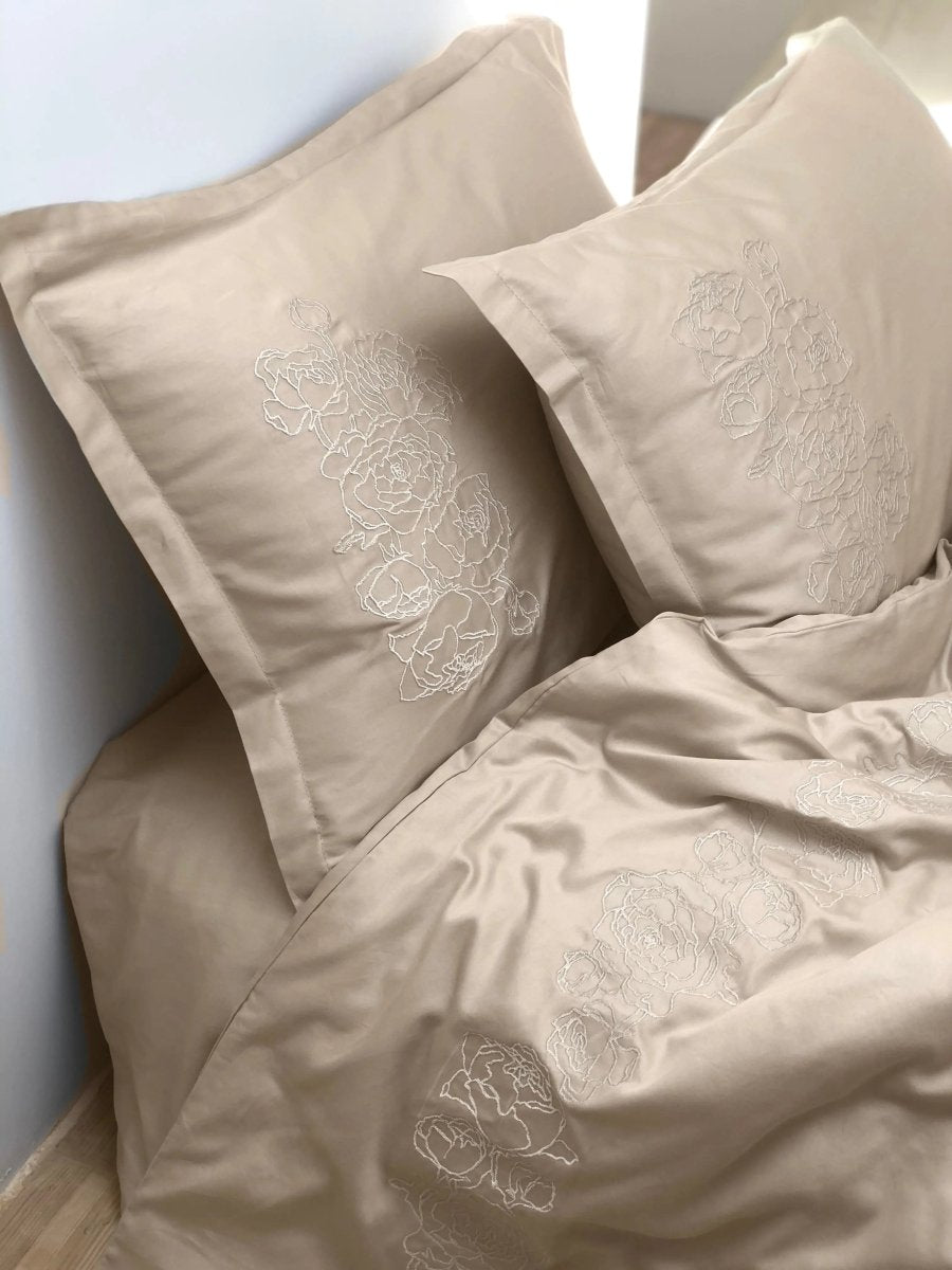 Pościel satynowa haftowana z merceryzowanej bawełny tureckiej 140 g/m² – latte z haftem piwonii | Kolekcja Haftowana Wivanco Bedding