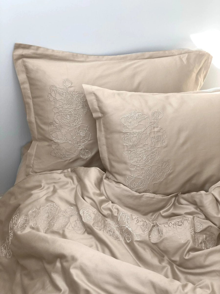 Pościel satynowa haftowana z merceryzowanej bawełny tureckiej 140 g/m² – latte z haftem piwonii | Kolekcja Haftowana Wivanco Bedding