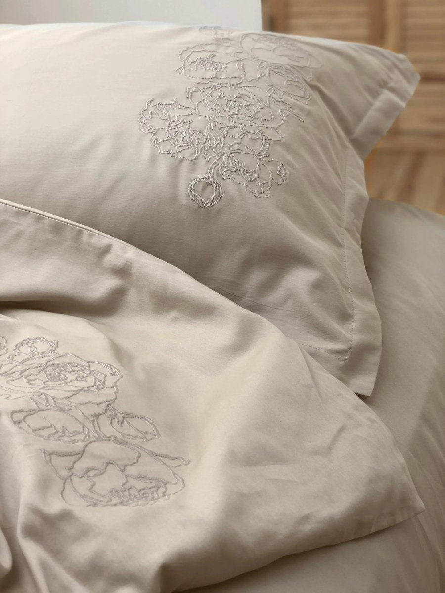 Pościel satynowa haftowana z merceryzowanej bawełny tureckiej 140 g/m² – latte z haftem piwonii | Kolekcja Haftowana Wivanco Bedding