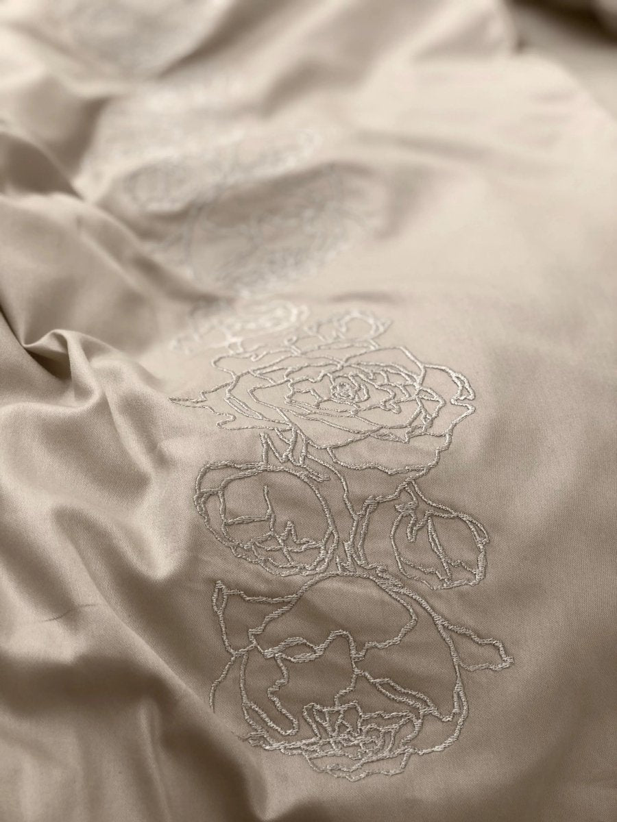 Pościel satynowa haftowana z merceryzowanej bawełny tureckiej 140 g/m² – latte z haftem piwonii | Kolekcja Haftowana Wivanco Bedding